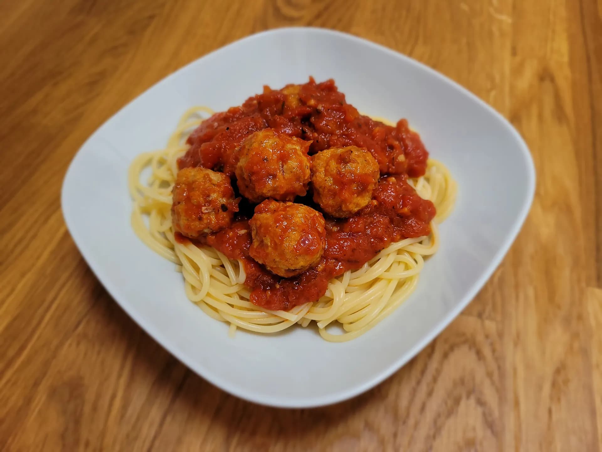 Špagety s masovými koulemi